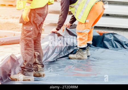 Wasserabdichtungsmembraninstallation im Erdgeschoss im neuen Haus Stockfoto