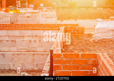 Die nicht gerade Wand als Beispiel für schlechte Verarbeitung. Ein billiger Arbeiter kostet mehr Konzept Stockfoto