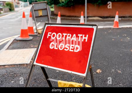 Schild „Fußweg geschlossen“ aufgrund von Straßenreparaturen Stockfoto