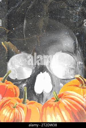 Halloween vertikaler Hintergrund mit Kürbis, Friedhof, gespenstischem Schädel und Vollmond. Flyer oder Einladungshintergründe für Halloween-Party. Unheimliches Bild Stockfoto