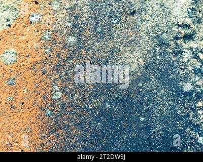 Steinstruktur. Seitenteil eines Granitrings aus Stein. Graue, orange Hintergrundfarbe mit beigen kleinen Flecken. Die Textur ist heterogen, matt, mit smal Stockfoto