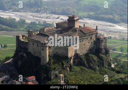 Schloss Bardi in Parma Italien, Draufsicht mit Drohne. Hochwertige Fotos Stockfoto