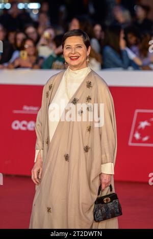 News - Eröffnungszeremonie des 18. Rom Filmfestivals im Auditorium Parco Della Musica Isabella Rossellini nimmt am 18. Oktober 2023 an der Eröffnungszeremonie des 18. Rom Filmfestivals im Auditorium Parco Della Musica in Rom Teil.Foto: Fabrizio Corradetti/LiveMedia Rome Auditorium Parco Della Musica Italien Copyright: xFabrizioxCorradettix/xLiveMediax LPN 1092354 Credit: Imago/Alamy Live News Stockfoto