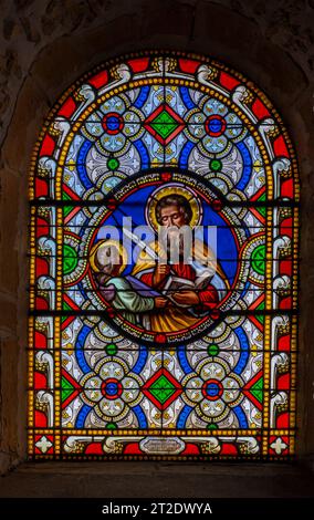 Val d'Oingt, Frankreich - 08 29 2021: Weingut Rhône. Blick auf das Buntglasmedaillon des heiligen Matthäus in der Kirche Oingt, mittelalterliches Gebäude Stockfoto