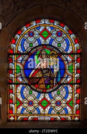 Val d'Oingt, Frankreich - 08 29 2021: Weingut Rhône. Blick auf das Buntglasmedaillon von Saint Bonnet in der Kirche von Oingt, mittelalterliches Gebäude Stockfoto