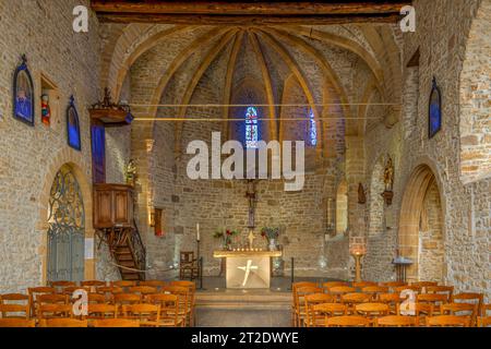 Val d'Oingt, Frankreich - 08 29 2021: Weingut Rhône. Kirche Saint-Mathieu de Oingt. Blick in die Kirche Stockfoto