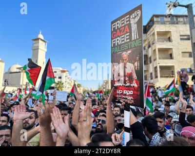 18. Oktober 2023: Amman, Jordanien. 18. Oktober 2023. In der jordanischen Hauptstadt Amman werden massive Demonstrationen fortgesetzt, um gegen die Bombardierung des Baptisten-Krankenhauses in Gaza am 17. Oktober zu protestieren. Tausende Demonstranten mit palästinensischer Flagge marschierten in Richtung der israelischen Botschaft, wo es zu Auseinandersetzungen zwischen den Demonstranten und den jordanischen Sicherheitskräften kam. Jordanische Offiziere verhinderten, dass die Demonstranten die Botschaft erreichten und das Gebäude stürmten (Foto: © Ahmed Shaker/IMAGESLIVE via ZUMA Press Wire) NUR REDAKTIONELLE VERWENDUNG! Nicht für kommerzielle ZWECKE! Quelle: ZUMA Press, Stockfoto