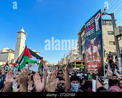 18. Oktober 2023: Amman, Jordanien. 18. Oktober 2023. In der jordanischen Hauptstadt Amman werden massive Demonstrationen fortgesetzt, um gegen die Bombardierung des Baptisten-Krankenhauses in Gaza am 17. Oktober zu protestieren. Tausende Demonstranten mit palästinensischer Flagge marschierten in Richtung der israelischen Botschaft, wo es zu Auseinandersetzungen zwischen den Demonstranten und den jordanischen Sicherheitskräften kam. Jordanische Offiziere verhinderten, dass die Demonstranten die Botschaft erreichten und das Gebäude stürmten (Foto: © Ahmed Shaker/IMAGESLIVE via ZUMA Press Wire) NUR REDAKTIONELLE VERWENDUNG! Nicht für kommerzielle ZWECKE! Quelle: ZUMA Press, Stockfoto