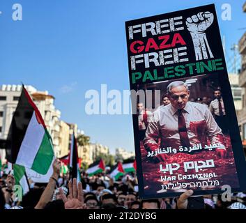 18. Oktober 2023: Amman, Jordanien. 18. Oktober 2023. In der jordanischen Hauptstadt Amman werden massive Demonstrationen fortgesetzt, um gegen die Bombardierung des Baptisten-Krankenhauses in Gaza am 17. Oktober zu protestieren. Tausende Demonstranten mit palästinensischer Flagge marschierten in Richtung der israelischen Botschaft, wo es zu Auseinandersetzungen zwischen den Demonstranten und den jordanischen Sicherheitskräften kam. Jordanische Offiziere verhinderten, dass die Demonstranten die Botschaft erreichten und das Gebäude stürmten (Foto: © Ahmed Shaker/IMAGESLIVE via ZUMA Press Wire) NUR REDAKTIONELLE VERWENDUNG! Nicht für kommerzielle ZWECKE! Quelle: ZUMA Press, Stockfoto