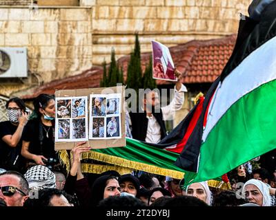 18. Oktober 2023: Amman, Jordanien. 18. Oktober 2023. In der jordanischen Hauptstadt Amman werden massive Demonstrationen fortgesetzt, um gegen die Bombardierung des Baptisten-Krankenhauses in Gaza am 17. Oktober zu protestieren. Tausende Demonstranten mit palästinensischer Flagge marschierten in Richtung der israelischen Botschaft, wo es zu Auseinandersetzungen zwischen den Demonstranten und den jordanischen Sicherheitskräften kam. Jordanische Offiziere verhinderten, dass die Demonstranten die Botschaft erreichten und das Gebäude stürmten (Foto: © Ahmed Shaker/IMAGESLIVE via ZUMA Press Wire) NUR REDAKTIONELLE VERWENDUNG! Nicht für kommerzielle ZWECKE! Quelle: ZUMA Press, Stockfoto