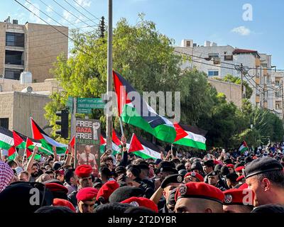 18. Oktober 2023: Amman, Jordanien. 18. Oktober 2023. In der jordanischen Hauptstadt Amman werden massive Demonstrationen fortgesetzt, um gegen die Bombardierung des Baptisten-Krankenhauses in Gaza am 17. Oktober zu protestieren. Tausende Demonstranten mit palästinensischer Flagge marschierten in Richtung der israelischen Botschaft, wo es zu Auseinandersetzungen zwischen den Demonstranten und den jordanischen Sicherheitskräften kam. Jordanische Offiziere verhinderten, dass die Demonstranten die Botschaft erreichten und das Gebäude stürmten (Foto: © Ahmed Shaker/IMAGESLIVE via ZUMA Press Wire) NUR REDAKTIONELLE VERWENDUNG! Nicht für kommerzielle ZWECKE! Quelle: ZUMA Press, Stockfoto