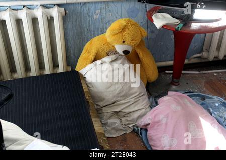 DNIPRO, UKRAINE - 18. OKTOBER 2023 - Ein Teddybär wird in einem Haus gesehen, das beim russischen Raketenangriff am Mittwoch Morgen, Oktober, zerstört wurde Stockfoto