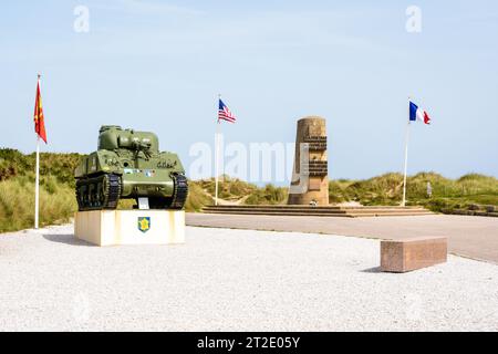 Ein Sherman-Panzer vor der Gedenkstätte für die Landung der alliierten Streitkräfte und der französischen 2. Panzerdivision von General Leclerc in Utah Beach, Normandie Stockfoto