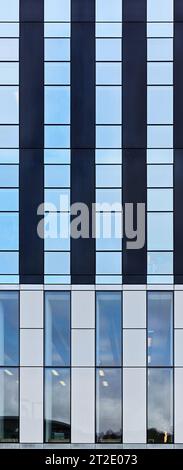 Corby Cube, North Northamptonshire Council Headquarters, England, umfasst eine ratskammer, ein Registerbüro, eine öffentliche Bibliothek und ein Theater. Stockfoto