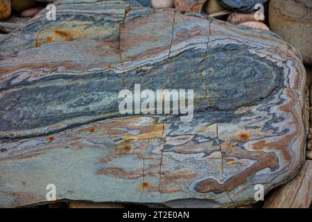 Spektakuläre Schluchten, Bögen und Seestapel prägen die Küste zwischen Kintra und Port Alsaig auf Islay. Stockfoto