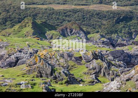 Spektakuläre Schluchten, Bögen und Seestapel prägen die Küste zwischen Kintra und Port Alsaig auf Islay. Stockfoto