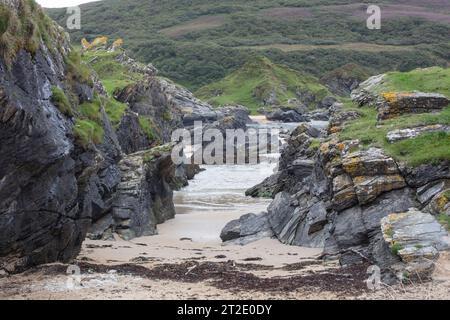 Spektakuläre Schluchten, Bögen und Seestapel prägen die Küste zwischen Kintra und Port Alsaig auf Islay. Stockfoto