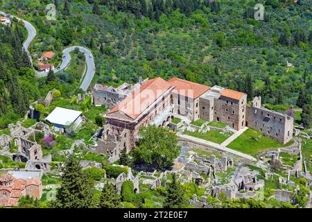 Blick aus der Vogelperspektive auf den Mystras Palast und die grünen, fruchtbaren Felder von Sparti im Hintergrund. Mystras war der Sitz des Despotat von Mystras in Griechenland. Stockfoto