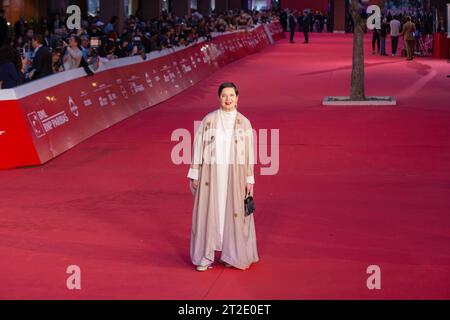 Rom, Italien. Oktober 2023. Schauspielerin Isabella Rossellinii nimmt am 18. Oktober 2023 am roten Teppich der Eröffnungsnacht der 18. Ausgabe des Rome Film Festivals Teil (Foto: Matteo Nardone/Pacific Press) Credit: Pacific Press Media Production Corp./Alamy Live News Stockfoto