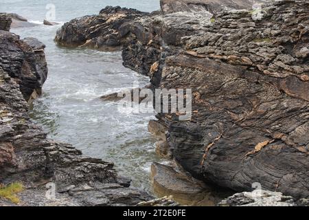 Spektakuläre Schluchten, Bögen und Seestapel prägen die Küste zwischen Kintra und Port Alsaig auf Islay. Stockfoto