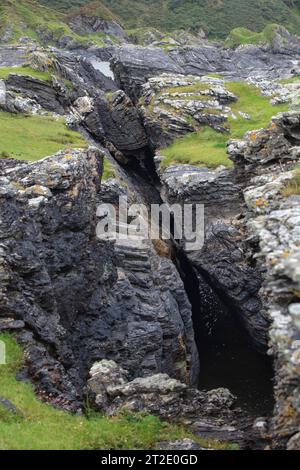 Spektakuläre Schluchten, Bögen und Seestapel prägen die Küste zwischen Kintra und Port Alsaig auf Islay. Stockfoto