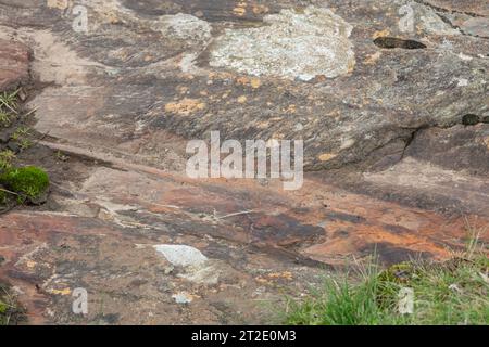 Spektakuläre Schluchten, Bögen und Seestapel prägen die Küste zwischen Kintra und Port Alsaig auf Islay. Stockfoto