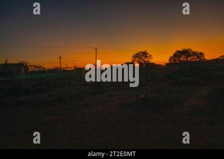 Goldener Sonnenuntergang inmitten von Akazienbäumen im Amboseli-Nationalpark, Kenia Stockfoto