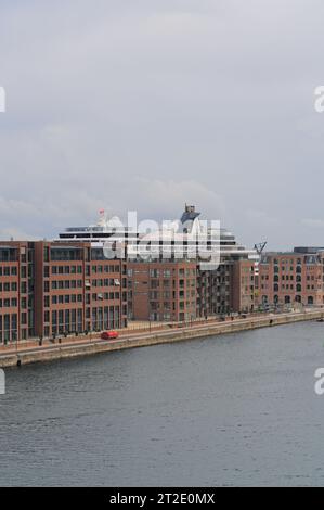 Blick auf den Hafen und den Langelinie Pier mit einer Fähre versteckt hinter den neuen Wohngebäuden. Kopenhagen Dänemark Stockfoto