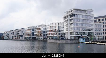 Wohngebäude und Geschäftsgebäude am Lake Phoenix Stockfoto