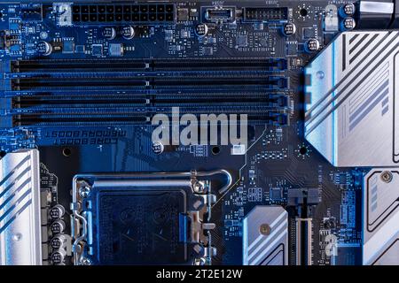 Modernes, leistungsstarkes und schnelles Mainboard mit HDMI- und USB-Anschlüssen. PC-Hardwarekonzept. Wörter für internetkabelverbindung Stockfoto