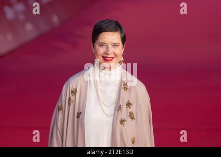 18. Oktober 2023, Rom, Italien: Schauspielerin Isabella Rossellinii besucht am 18. Oktober 2023 den roten Teppich der Eröffnungsnacht der 18. Ausgabe des Filmfestivals in Rom (Credit Image: © Matteo Nardone/Pacific Press via ZUMA Press Wire) NUR ZUR REDAKTIONELLEN VERWENDUNG! Nicht für kommerzielle ZWECKE! Stockfoto