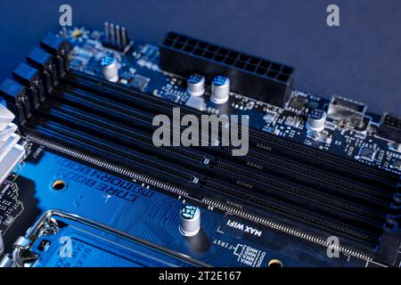 Modernes, leistungsstarkes und schnelles Mainboard mit HDMI- und USB-Anschlüssen. PC-Hardwarekonzept. Wörter für internetkabelverbindung Stockfoto