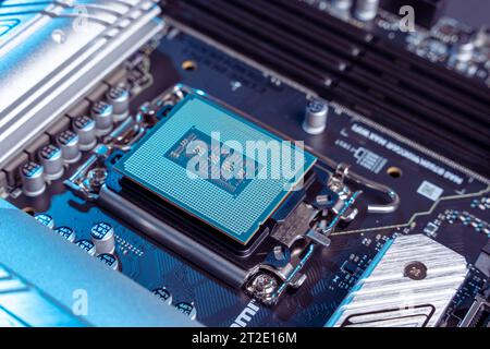 Der Prozessor im Motherboard-Sockel ist eine Nahaufnahme. Modernes, leistungsstarkes und schnelles Mainboard mit Steckplätzen für RAM und CPU. Das Konzept der PC-Hardware. Stockfoto