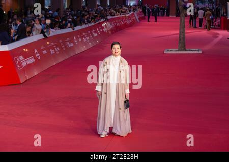 Schauspielerin Isabella Rossellinii besucht den roten Teppich der Eröffnungsnacht der 18. Ausgabe des Filmfestivals in Rom am 18. Oktober 2023 (Foto: Matteo Nardone / Pacific Press/SIPA USA) Stockfoto