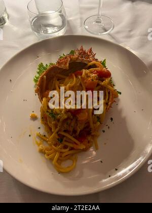 Spaghetti mit Krabben serviert in Krabbenschale. Hochwertige Fotos Stockfoto