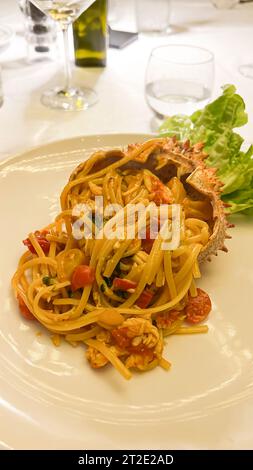 Spaghetti mit Krabben serviert in Krabbenschale. Hochwertige Fotos Stockfoto