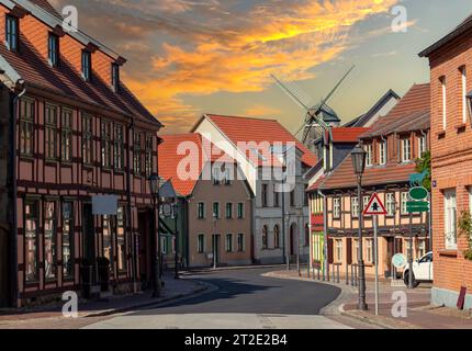 Blick auf die Altstadt von Roebel auf dem Mecklenburgischen Seenland mit Windmühle Stockfoto