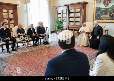 Vatikan, Vatikan. Oktober 2023. Italien, Rom, Vatikan, 2023/10/19 Papst Franziskus empfängt in Privataudienz Herrn Ronald Steven Lauder, Präsident des Jüdischen Weltkongresses im Vatikan Foto von VATIKANISCHEN MEDIEN /Katholische Presse Foto: Independent Photo Agency Srl/Alamy Live News Credit: Independent Photo Agency/Alamy Live News Stockfoto