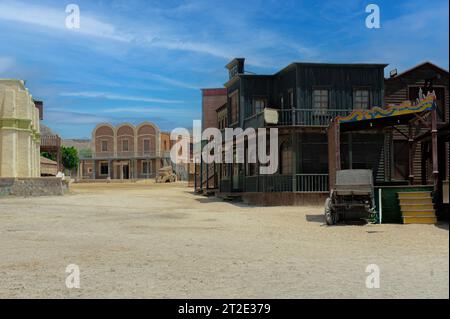 Ruhige, friedliche westliche Stadt mit Häusern Stockfoto