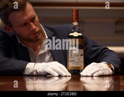 London, Großbritannien. Oktober 2023. Sotheby’s Auktionshaus enthüllt eine Flasche des wertvollsten Whiskys der Welt, geschätzte £ 750.000-£ 1.200.000, die am 18. November in London versteigert werden soll. Die Macallan Adami 1926, eine von nur 12 Flaschen der Serie mit einem Label des italienischen Künstlers Valerio Adami, wurde vor dem Verkauf von der Macallan Distillery aufbereitet. Die Flasche wird von Jonny Fowle gehalten, Sotheby’s Global Head of Spirits. Quelle: Malcolm Park/Alamy Live News Stockfoto