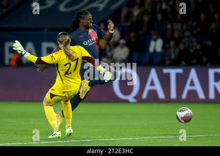 Paris, Frankreich. Oktober 2023. Tabitha Chawinga von PSG, Manchester United Torhüterin May Earps während der UEFA Women's Champions League, Runde 2, 2. Legs-Fußballspiel zwischen Paris Saint-Germain und Manchester United am 18. Oktober 2023 im Parc des Princes Stadion in Paris, Frankreich - Foto Jean Catuffe/DPPI Credit: DPPI Media/Alamy Live News Stockfoto
