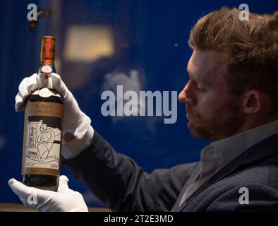 London, Großbritannien. Oktober 2023. Sotheby’s Auktionshaus enthüllt eine Flasche des wertvollsten Whiskys der Welt, geschätzte £ 750.000-£ 1.200.000, die am 18. November in London versteigert werden soll. Die Macallan Adami 1926, eine von nur 12 Flaschen der Serie mit einem Label des italienischen Künstlers Valerio Adami, wurde vor dem Verkauf von der Macallan Distillery aufbereitet. Die Flasche wird von Jonny Fowle gehalten, Sotheby’s Global Head of Spirits. Quelle: Malcolm Park/Alamy Live News Stockfoto