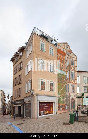 Limoges, Frankreich - 9. November 2019: Trompe-l'œil (bekannt als Fresque Cobaty) auf einem Gebäude am Place de la Motte. Stockfoto