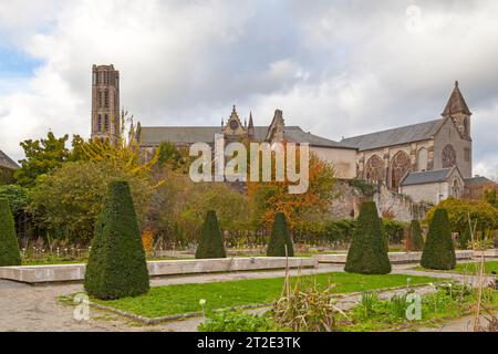 Limoges Kathedrale und die Abtei von Sainte-Marie de la Règle in der Altstadt. Stockfoto