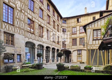 Limoges, Frankreich - 9. November 2019: Der Cour du Temple (englisch: Courtyard of the Temple) ist ein öffentlicher Innenhof aus dem 17. Jahrhundert Stockfoto