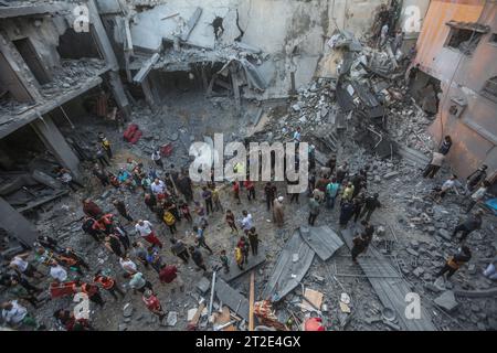 Khan Yunis, Palästinensische Gebiete. Oktober 2023. Palästinensische Suche nach Opfern in Gebäuden, die während israelischer Luftangriffe zerstört wurden. Quelle: Mohammed Talatene/dpa/Alamy Live News Stockfoto