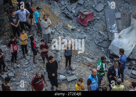 Khan Yunis, Palästinensische Gebiete. Oktober 2023. Palästinensische Suche nach Opfern in Gebäuden, die während israelischer Luftangriffe zerstört wurden. Quelle: Mohammed Talatene/dpa/Alamy Live News Stockfoto