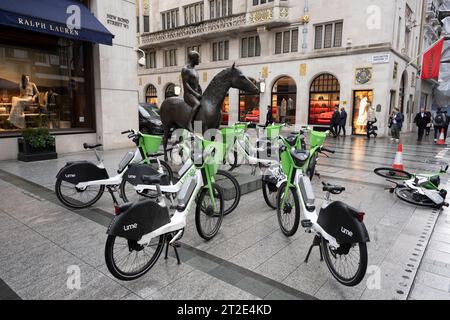 New Bond Street, London, Großbritannien. Oktober 2023. Verlassene Lime Bikes werden in der Elizabeth Frink Reitskulptur vor dem Ralph Lauren Store in Mayfair zurückgelassen und blockieren den größten Teil des Bürgersteigs. Quelle: Malcolm Park/Alamy Live News Stockfoto