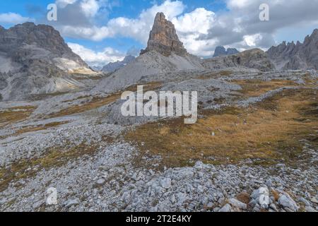 Einsamer butte, Kalksteinmonolith Toblin Tower, frei stehend in der Mitte eines alpinen Kessels. Erodierte Geröllhänge und braune Grasfelder. Stockfoto