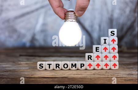 Würfel bilden das deutsche Wort Strompreis. Symbol für steigende Strompreise in Deutschland. Stockfoto